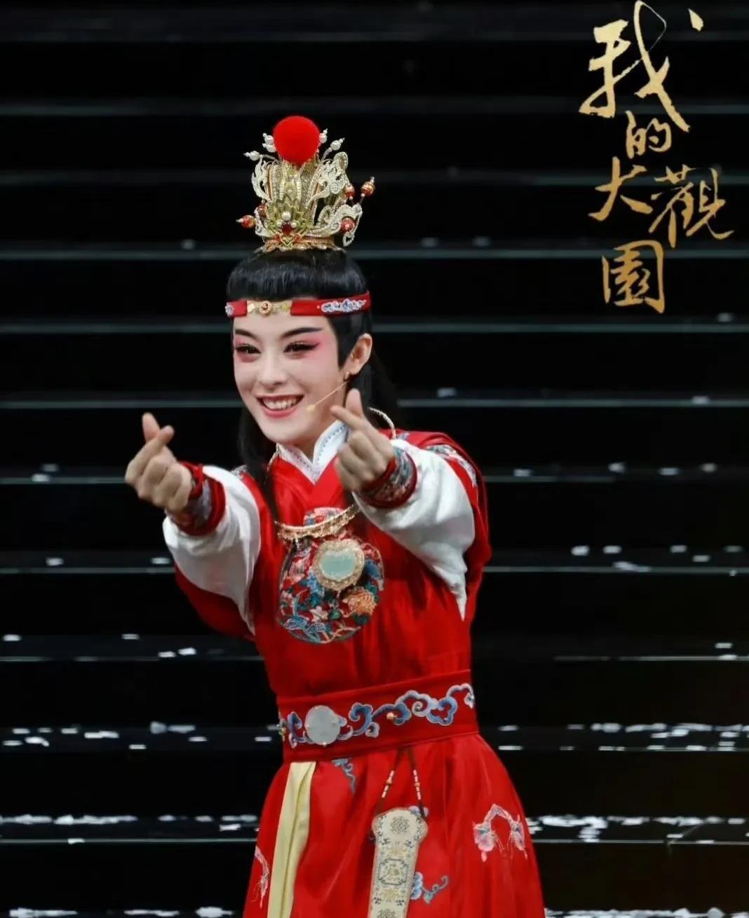 陈丽君为何要线下道歉估计有三点暗示:1.曲艺类艺人属于舞台，在舞台上说出心