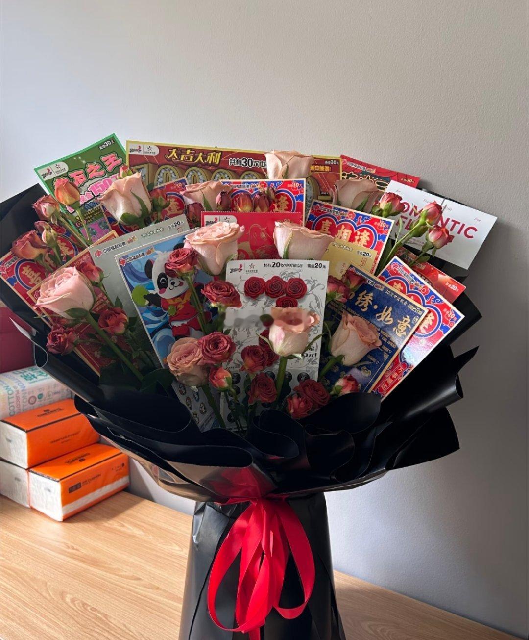 男子买彩票刮中10万后老板不认账看到这个男子的新闻，突然想起了之前在彩票店发生的