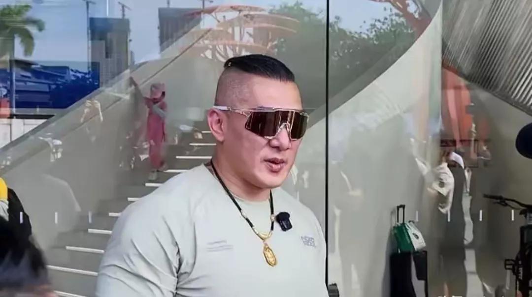 馆长终于可以在大陆赚钱了。​他在大陆的首笔收入就是在内蒙古接了广告，下个星期