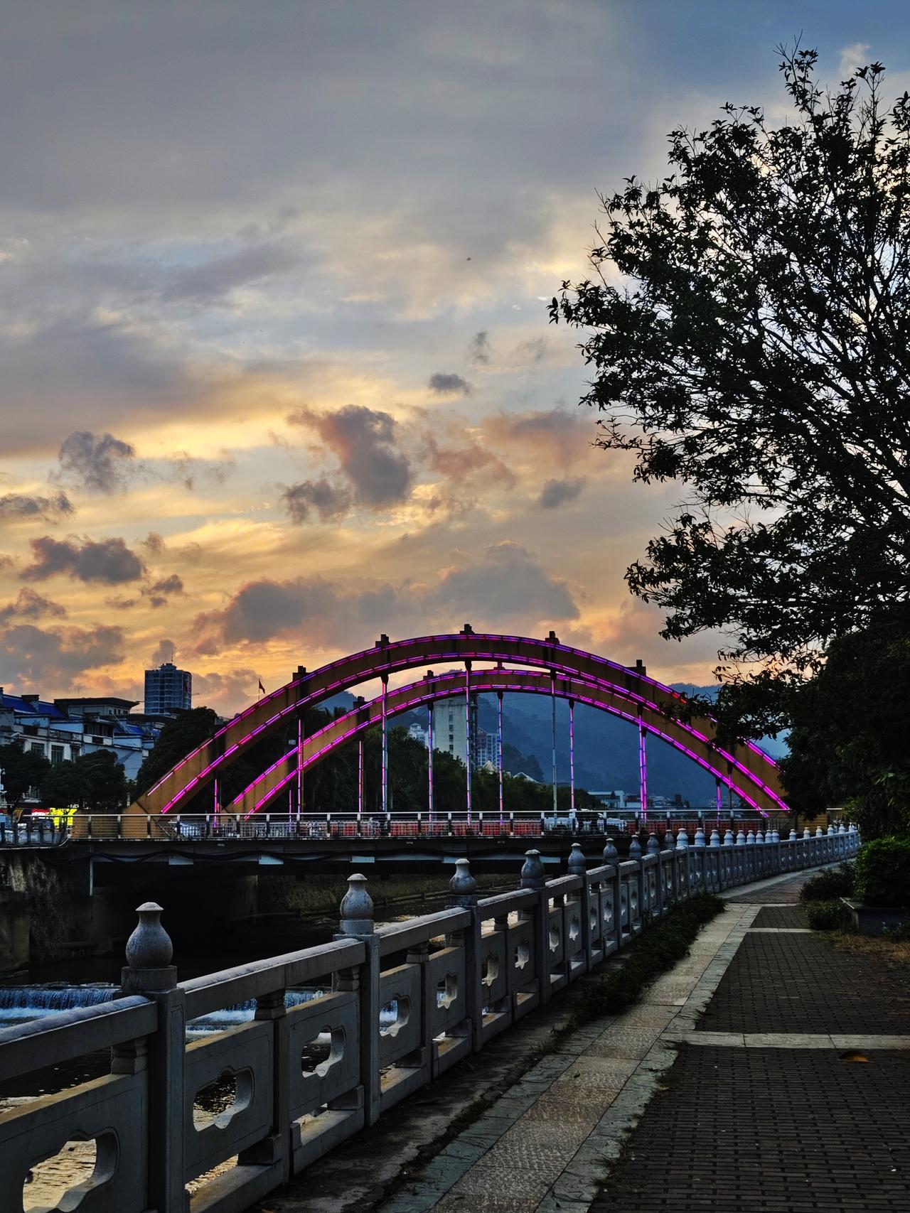 从西畴到富宁170公里的距离硬是让我们走了6个小时，这里是有原因的。喜欢自驾的