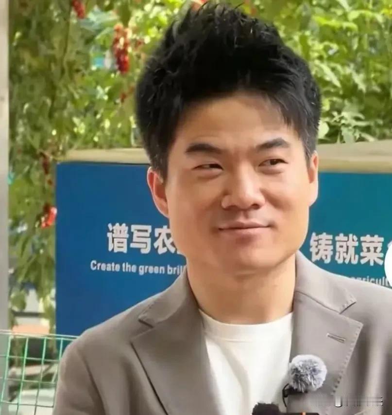 笑不活了！董宇辉一杯"神秘果汁"全网玩梗，新主播田田惊艳亮相5月29日，董