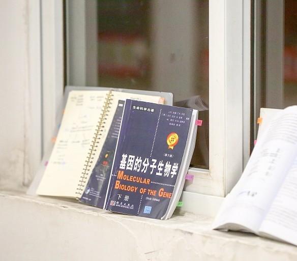 女孩物化生想学医。想当一名儿科医生。可是他的父母非常反对现在在高二成绩也很
