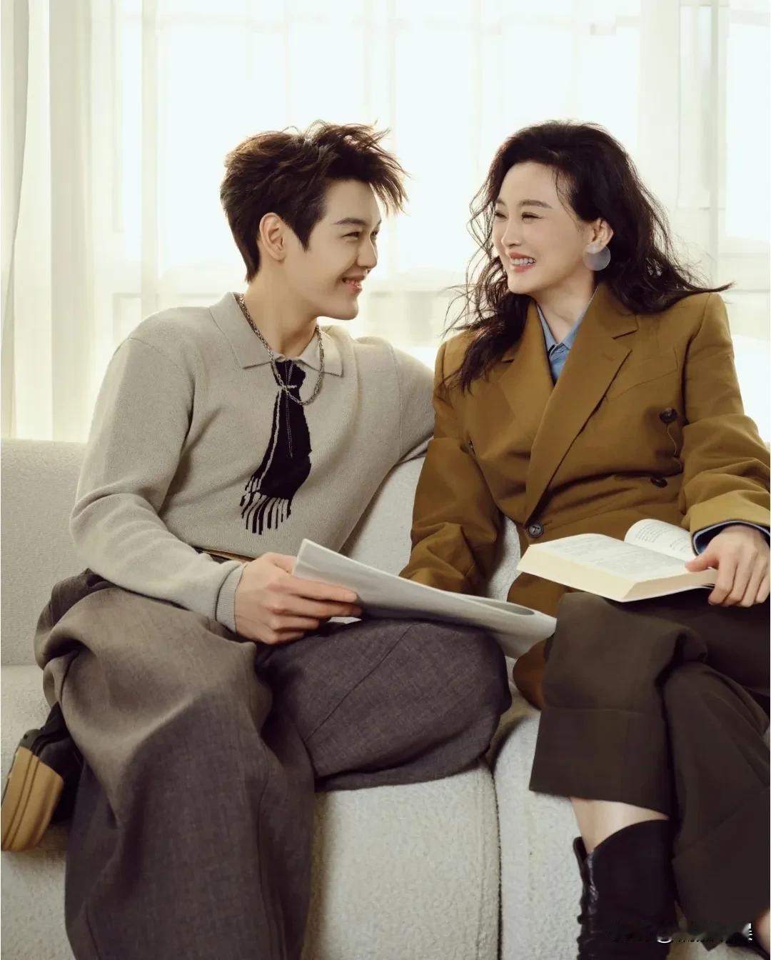 王艳和儿子球球拍新年大片，不得不说，她儿子这颜值、身高，真的适合出道。52岁的