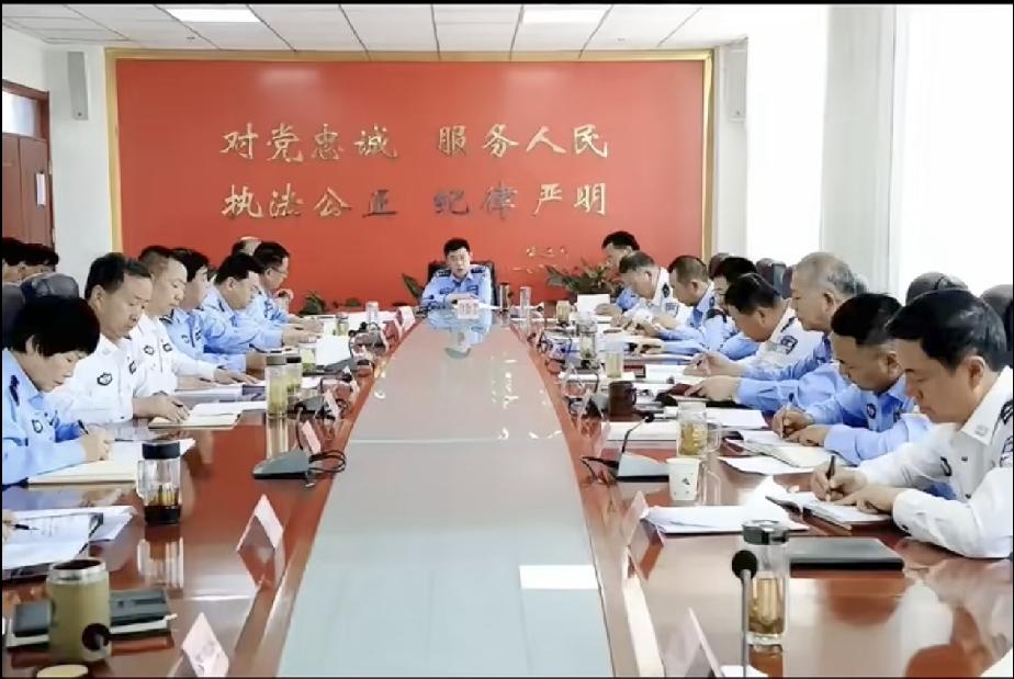 蓝衬衫坐中间主持会议，两边的警察里面竟然有好几个白衬衫，这是怎么回事？这种情