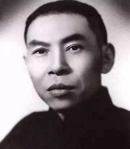 杜月笙确实是个狠人。1933年，老婆沈月英与家乡来的表兄私通，私下有人告密，他表