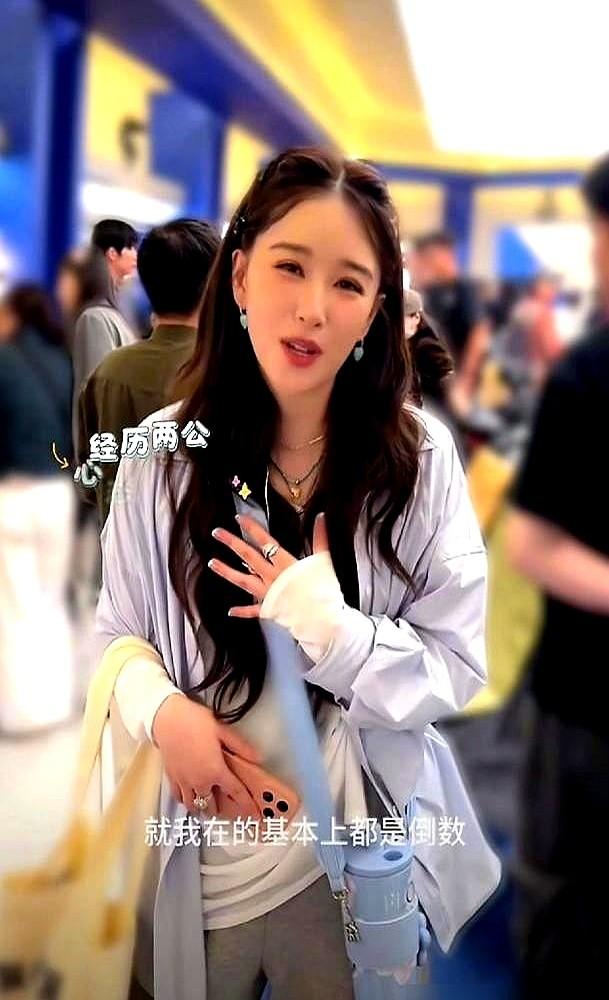 你以为她真在划水？她只是换了条赛道。《乘风2026》里，50岁的李小冉唱《心