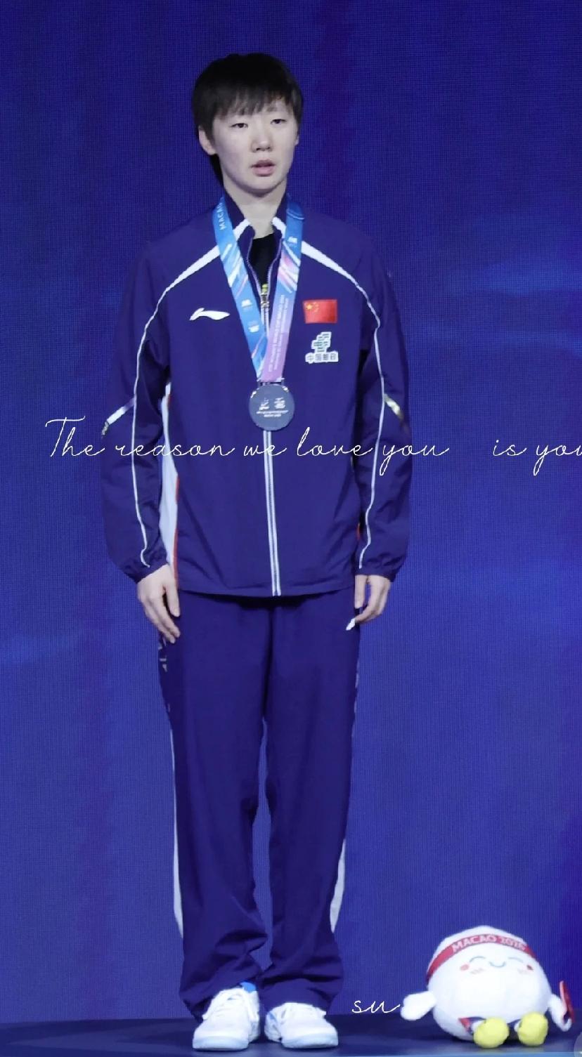 就看王曼昱在澳门世界杯女单颁奖礼上升国旗奏国歌时双手规规矩矩贴在裤线上，站的笔直