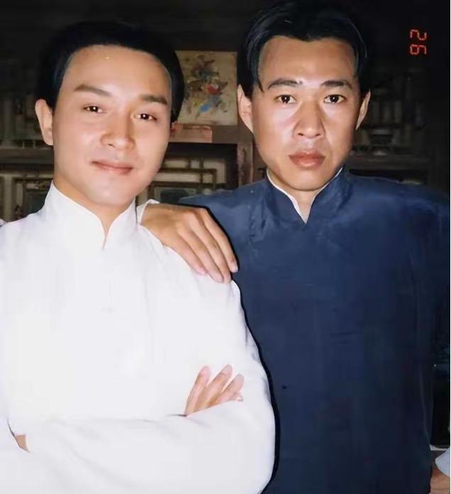 2010年，张丰毅透露：“在拍摄《霸王别姬》时，大家都躲着张国荣，觉得很丢人因为
