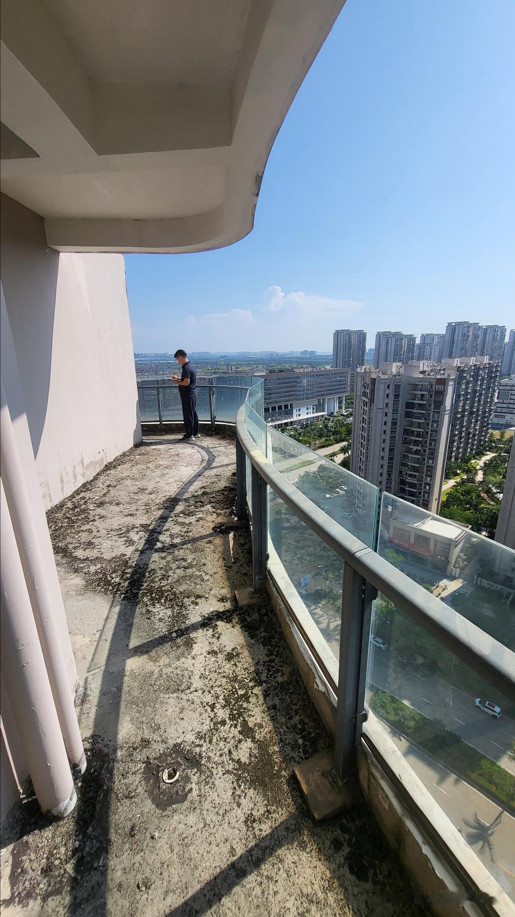 测量门窗的师傅说这是全海口最难封的阳台了全海口最难封的阳台，各种异形弧形还加阳