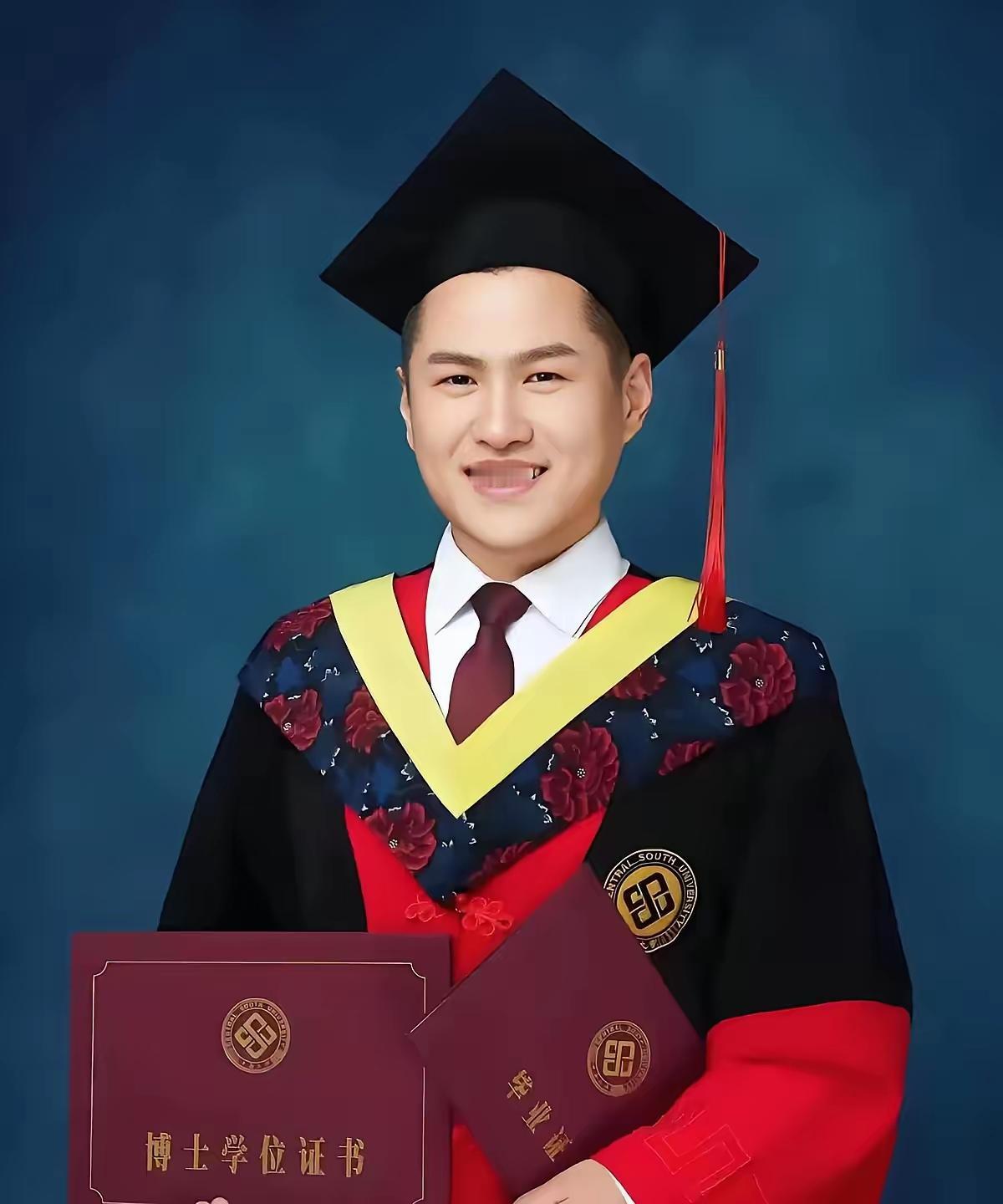 浙江绍兴62岁的陈桂兰，年轻时丈夫车祸去世，她一个人拉扯8岁的儿子长大。为了供儿