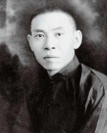 1930年，杜月笙的发妻沈月英，和表哥私会，云雨过后，她含泪嘱咐表哥：你今夜就离