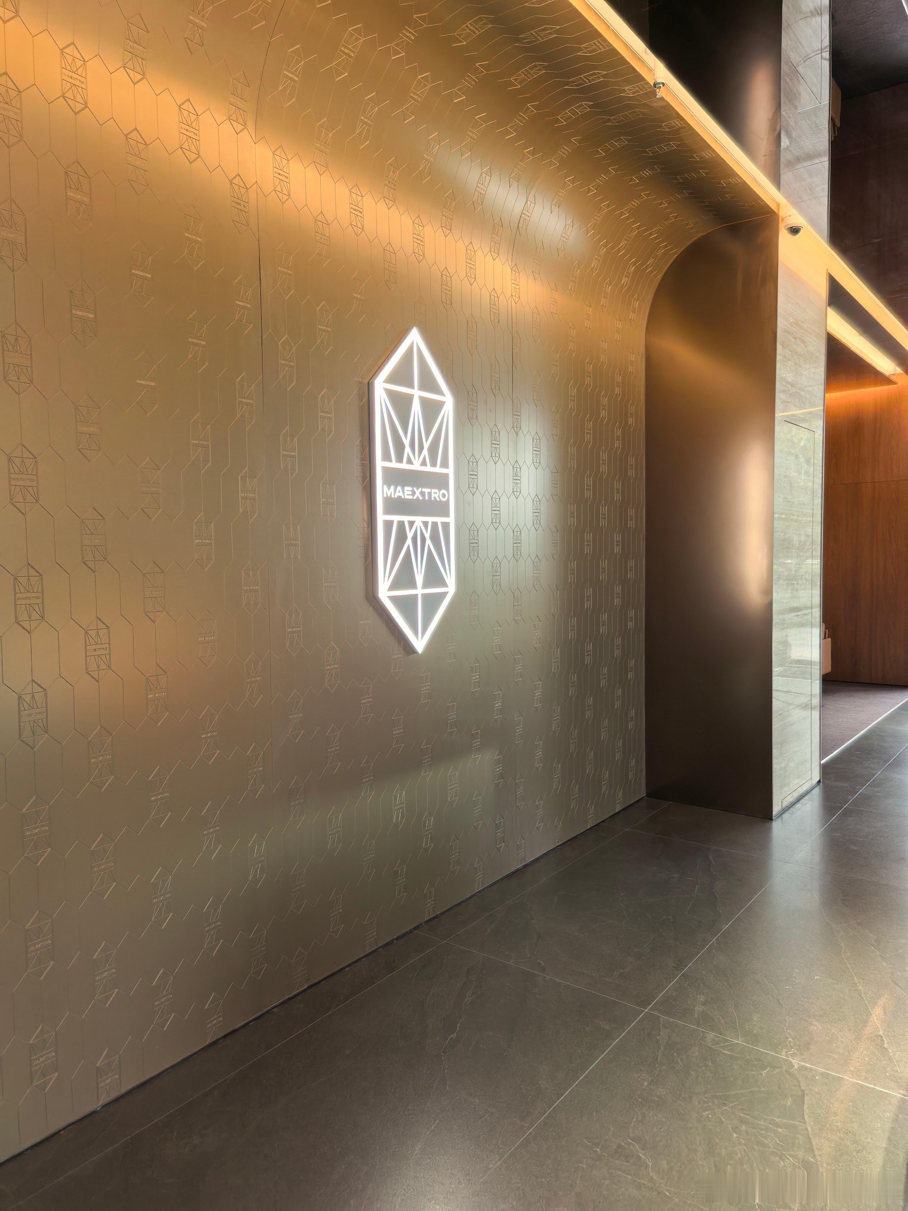 尊界在魔都外滩金融中心设立了一个体验中心，由上海永达集团投资，主机厂给予了一定的