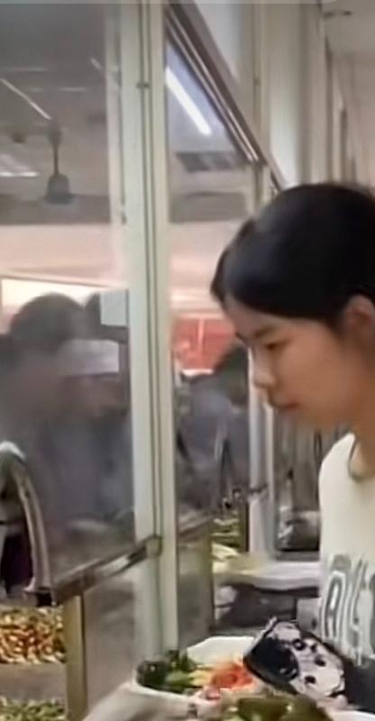 前几天看到这样一个新闻，说的是来自江苏的一个女生，考上了南京一所大学，因为家里父