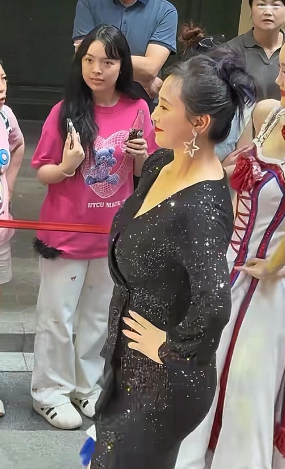 翁虹这体格子估计至少一百六十斤，孟德综合症候群者就喜欢这样的身材！作为一个55