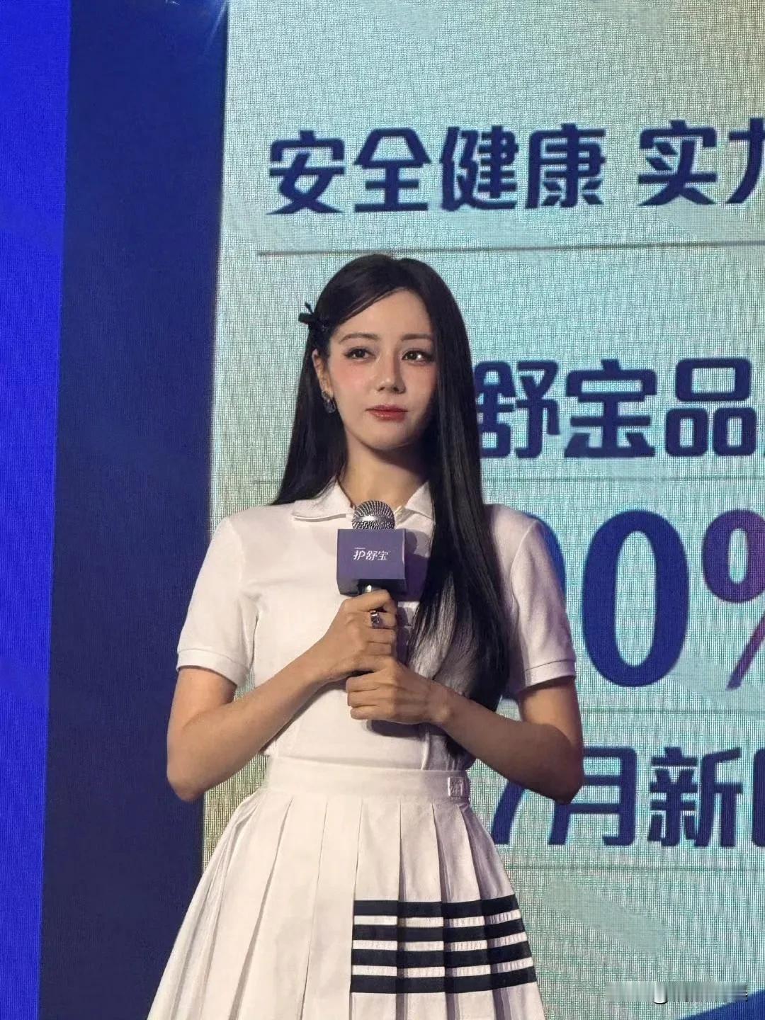 热巴这是把二次元给玩明白了！黑长直，学生裙，漫画腿，小白鞋，这哪是女明星，这分