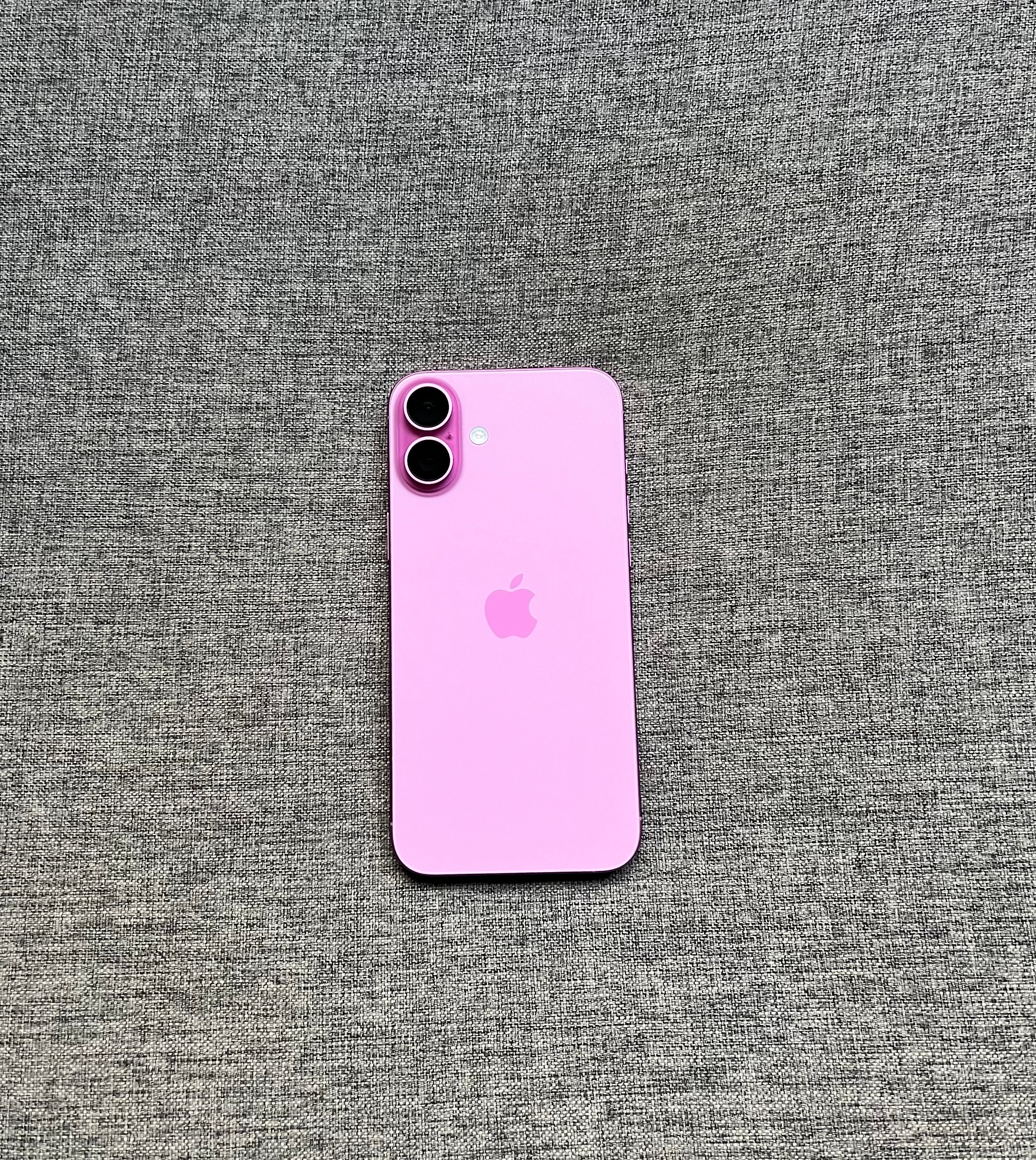 国行iPhone16Plus256G粉色，屏幕小划痕，外壳完好，电池效率1