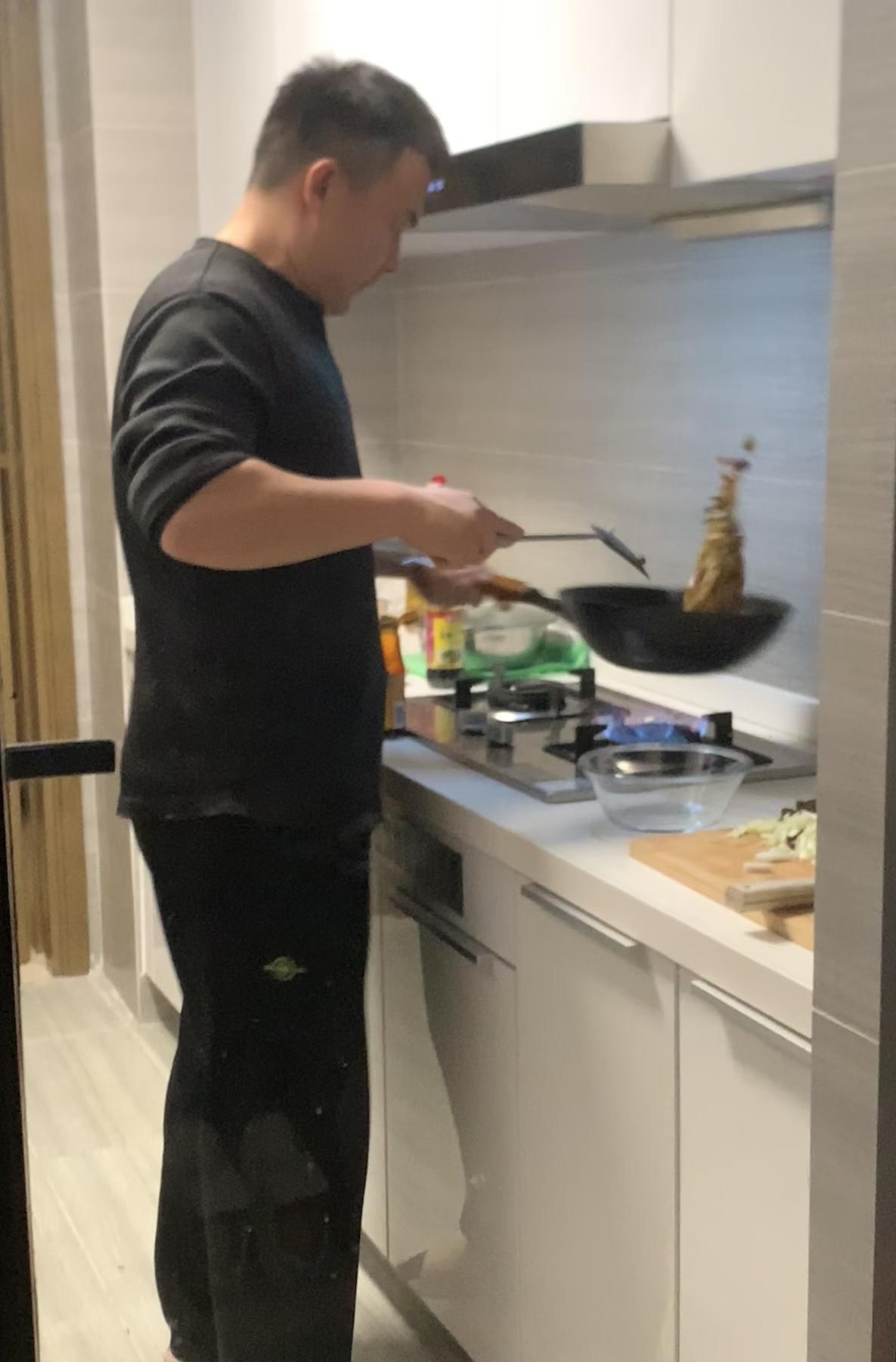 烦透了，每天吃老公做的饭。他每天下午6:00下班。我6:30之后下班，回到家