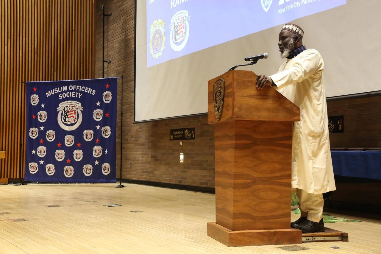 你没看错，这里是纽约市警察局。刚刚，纽约市警察局在社交平台发文:穆斯林警察在