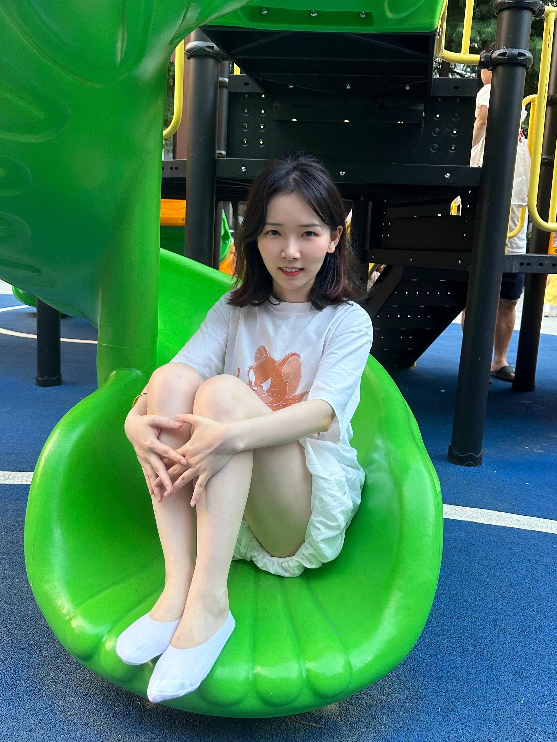 女孩子的照片憋着不发，会过期(ง•_•)ง​​​