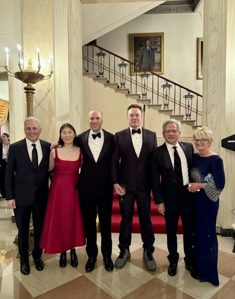 马斯克最近也是彻底好起来了…不仅“万亿（美元）薪酬”方案获得股东会高票通过紧