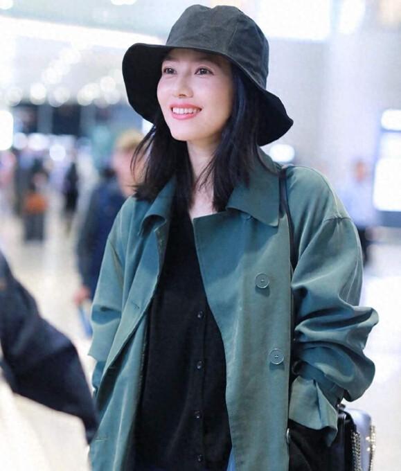 高圆圆慵懒休闲穿搭受青睐，风衣、牛仔裤与渔夫帽打造减龄时髦范