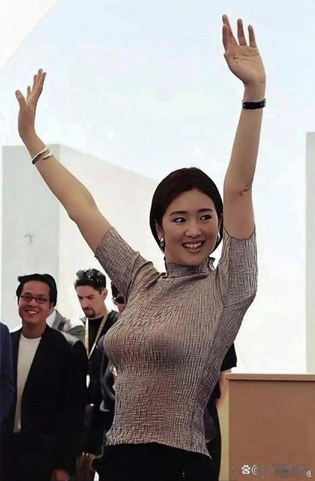 巩俐年轻时的颜值简直杀疯了！五官明艳大气，自带高级电影感，美得极具冲击力～