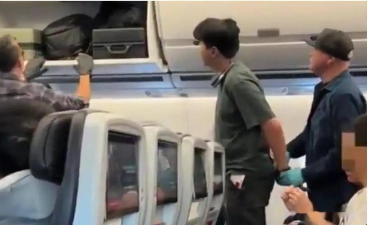 这一拳挥出去，邻座服不服没人知道，一家三口盼了许久的美国度假之旅，直接当场清零。