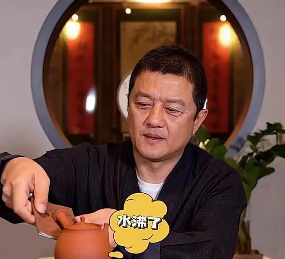 我宣布，现在全网最后悔的男人，就是李亚鹏。他后悔的，不是放弃了天后王菲，