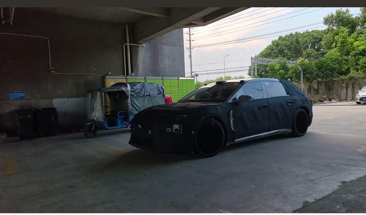 三代ET5T伪装车也被拍到了，不得不佩服车友，眼光毒辣我一般不太瞎预测去年ES8