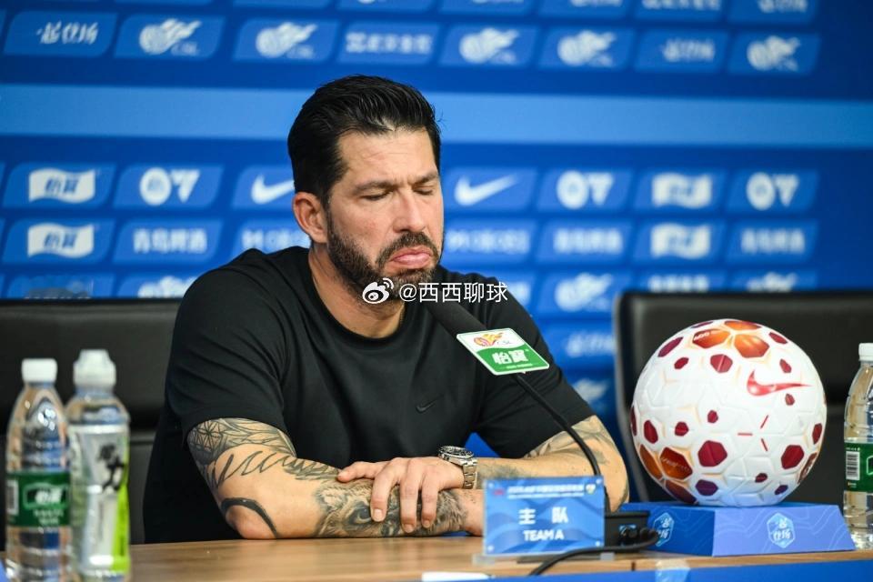 武汉三镇开会宣布主帅莫拉下课，邓卓翔再度出任代理主帅武汉三镇今天下午召开全队会议