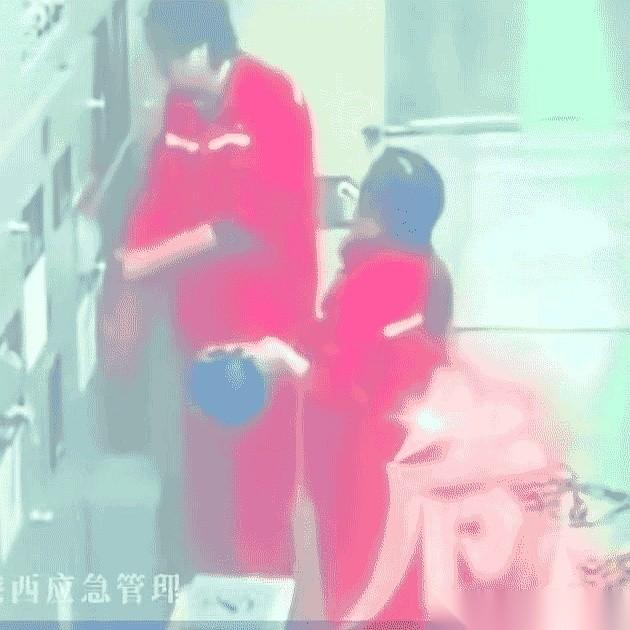 最近一段网传画面里，男人右手戴着绝缘手套，左手却光着按在电柜的金属外壳上。手碰