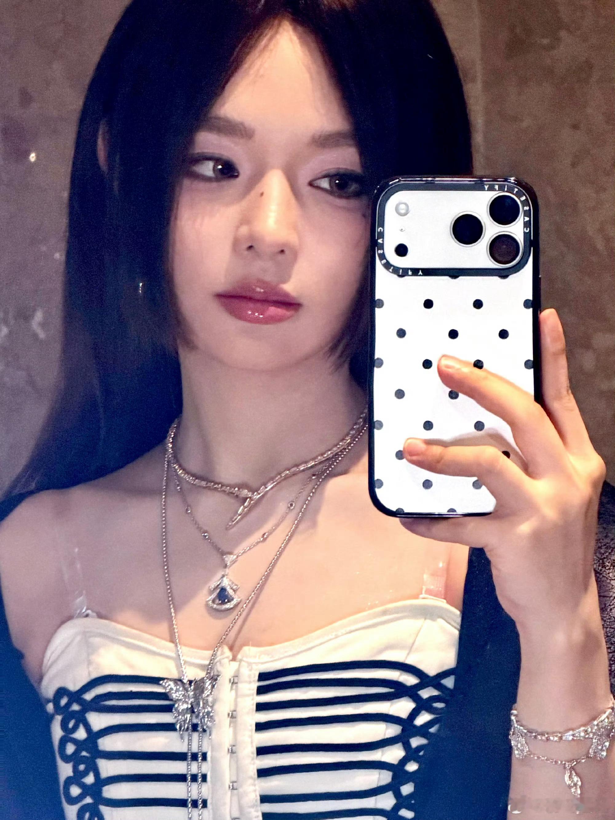 黄霄云☁️正能量歌手黄霄云☁️今天飘来一朵云开心常驻.˃̵֊˂̵³