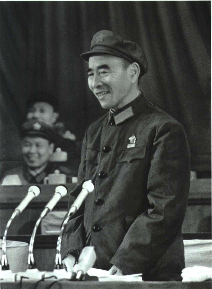1942年，林彪从苏联养伤后欲回国，坊间传闻斯大林要用15个将军来换林彪，林彪回