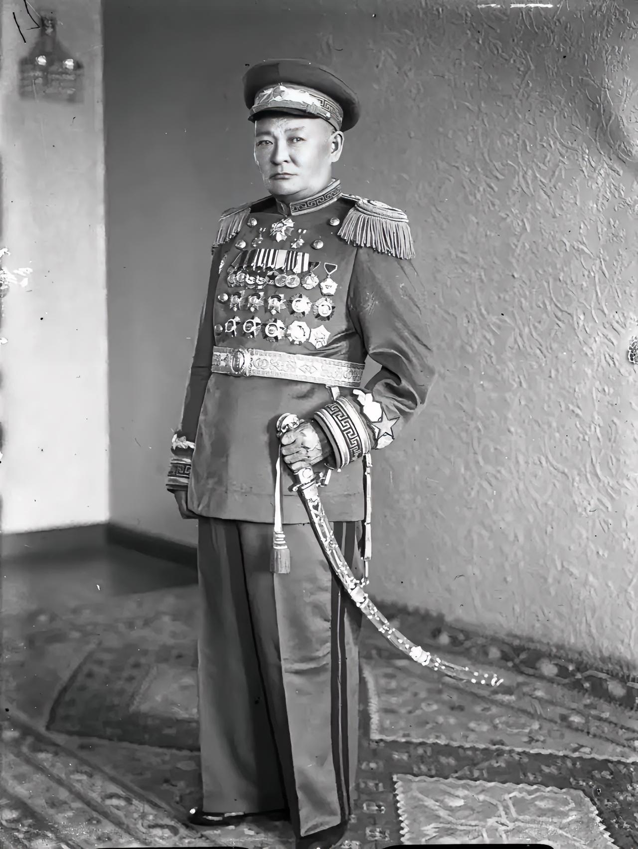 这是1940年代，蒙古国的乔巴山的官方元帅正装照，你看看他身上的苏联颁发的勋章可