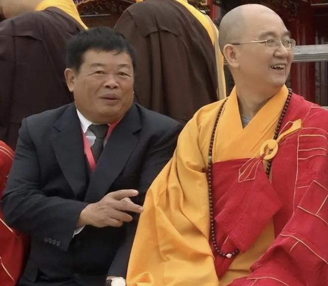曹德旺随王石一起参观万福寺。方丈曾向王石提到修斋堂需要1600万元，王石认为