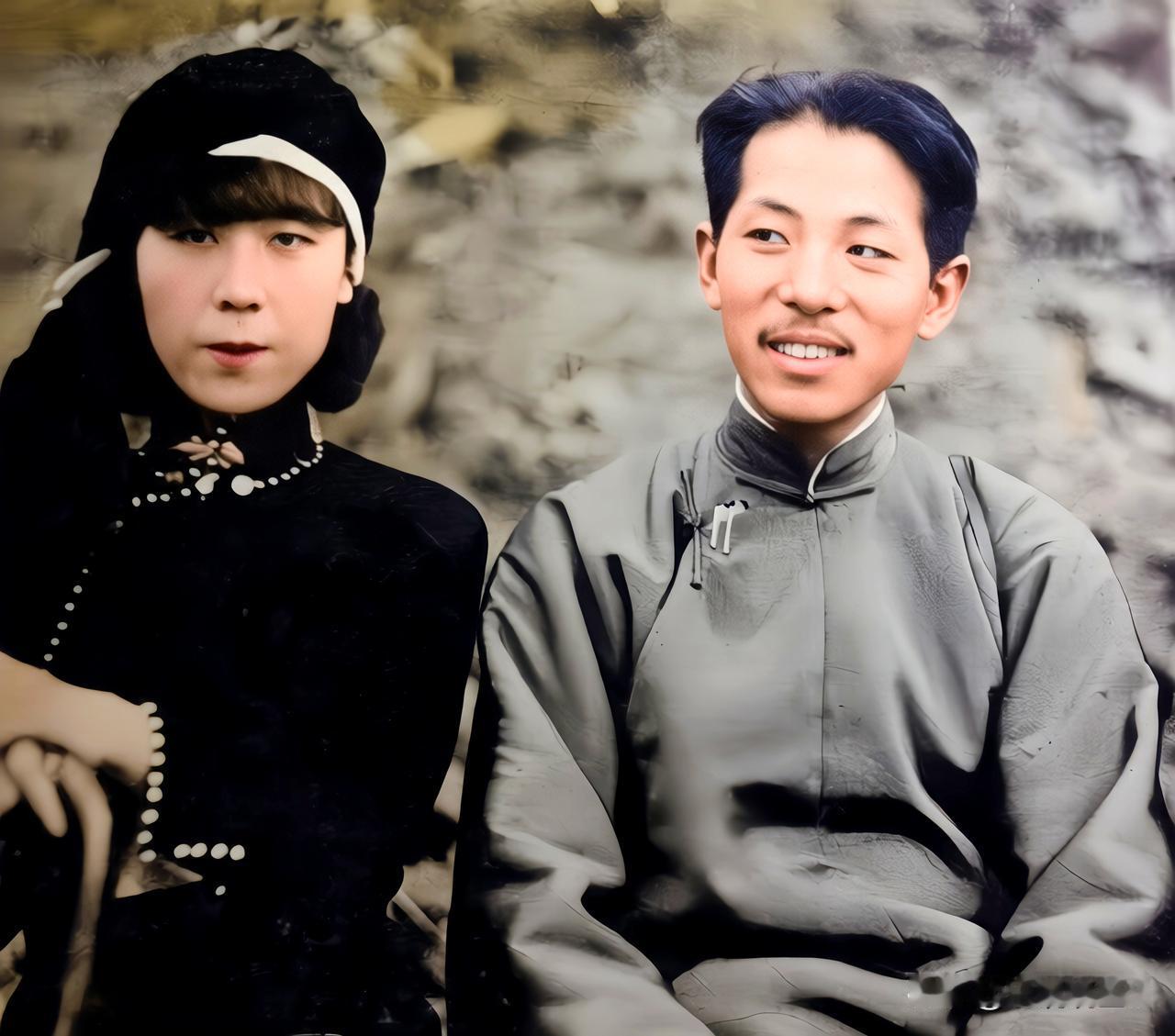 这是张学良和夫人于凤至的一张生活照，拍摄于上世纪三十年代初期。这绝不是演戏，也绝