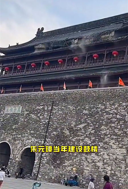 安徽凤阳鼓楼顶部坍塌？官方通报。5月19日晚间，社交媒体平台上广泛流传着