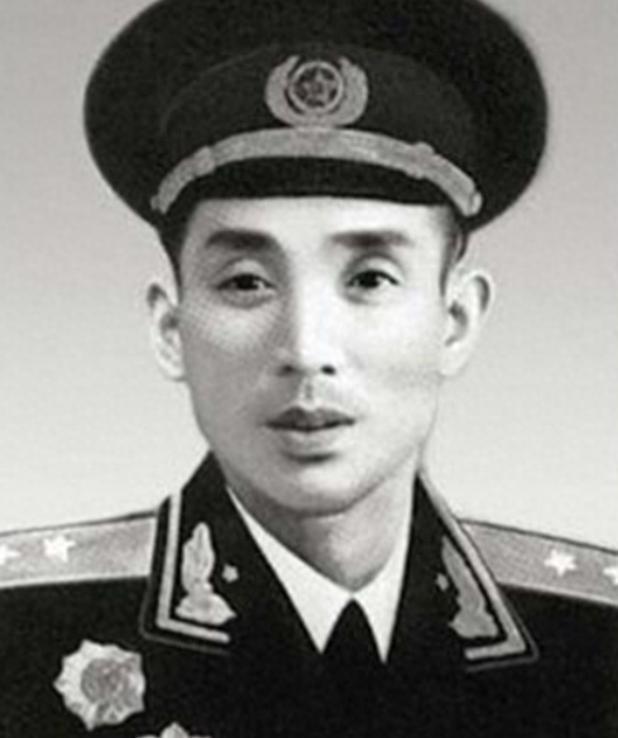 1951年回家探望母亲，警卫员提议让县委安排接待，朱辉照却坚持在街边吃碗面条吧
