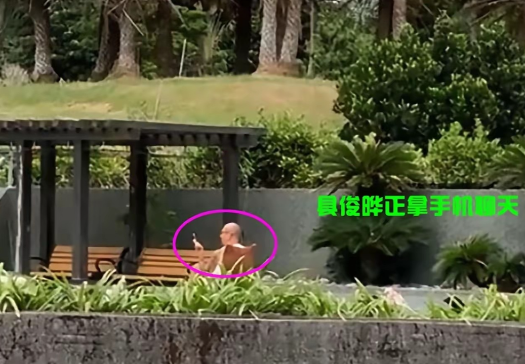 具俊烨再次被网友拍到。这次，他是在大S的墓前打视频电话。突然觉得，具俊烨其实