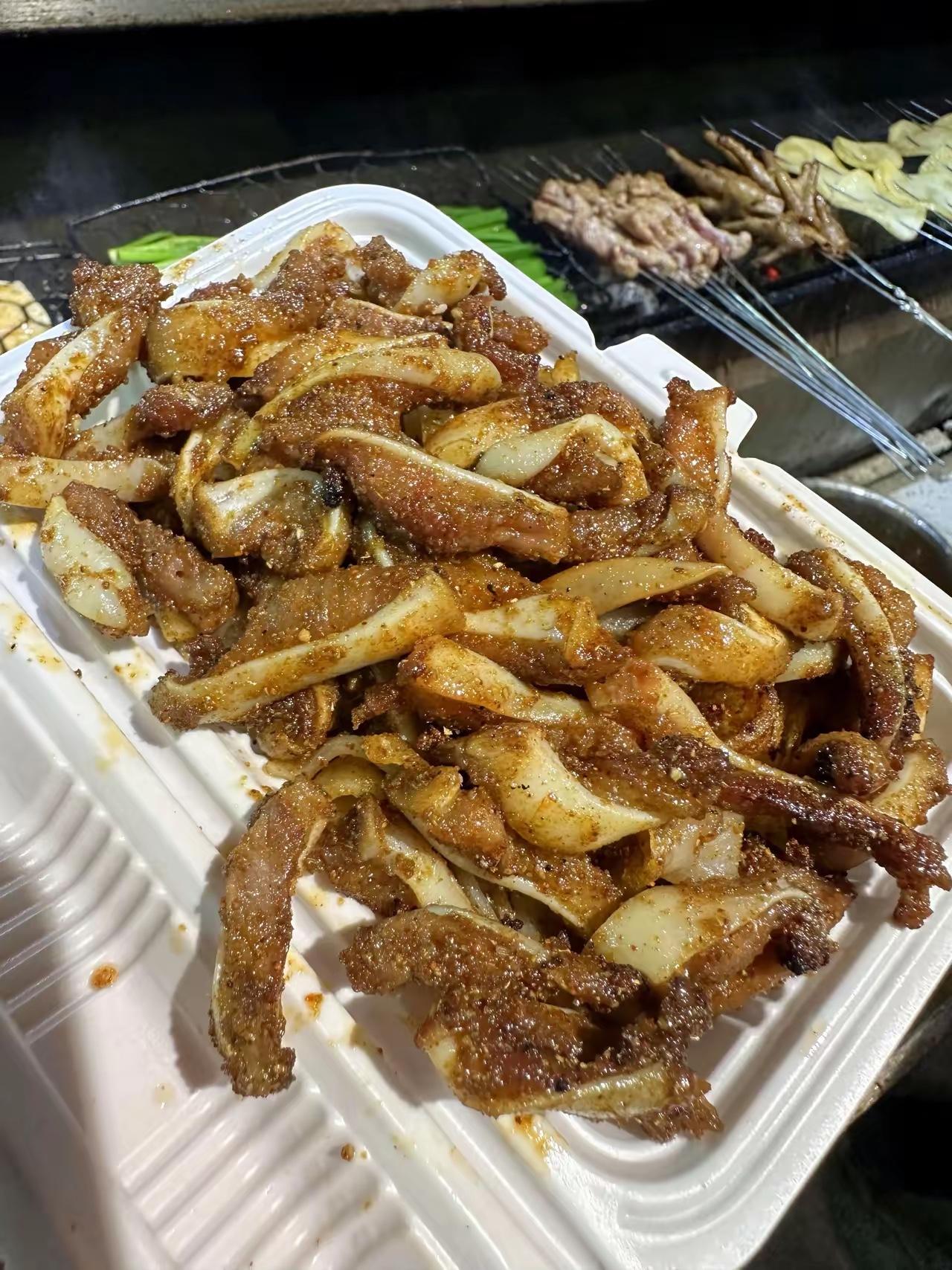 顺风耳啊，就是猪耳朵，带脆骨的那一块，应该是孜然味道的，好像是还加了一点点的咖喱