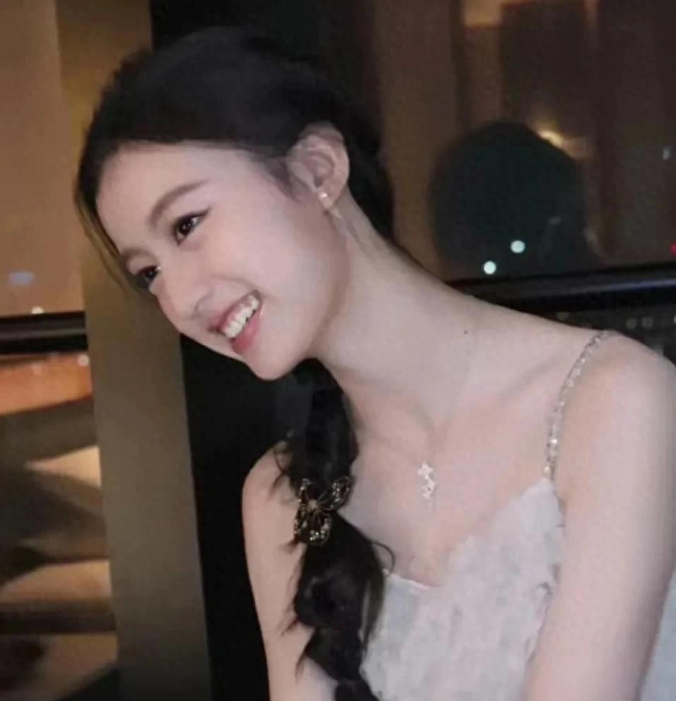 15岁女星裴佳欣，又白又瘦超惹眼，网友：“这才是实打实的白幼瘦嘛！”