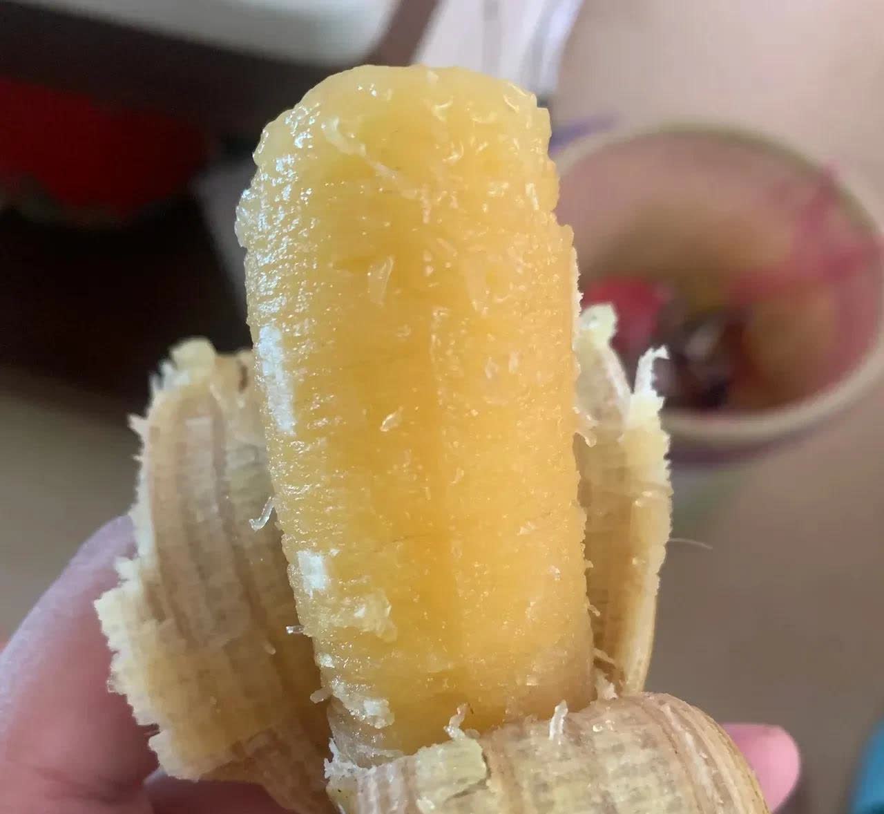 广东，一名女子在水果店买了一些香蕉，回到家后，她把这些香蕉放在了冰箱里冷冻保存。