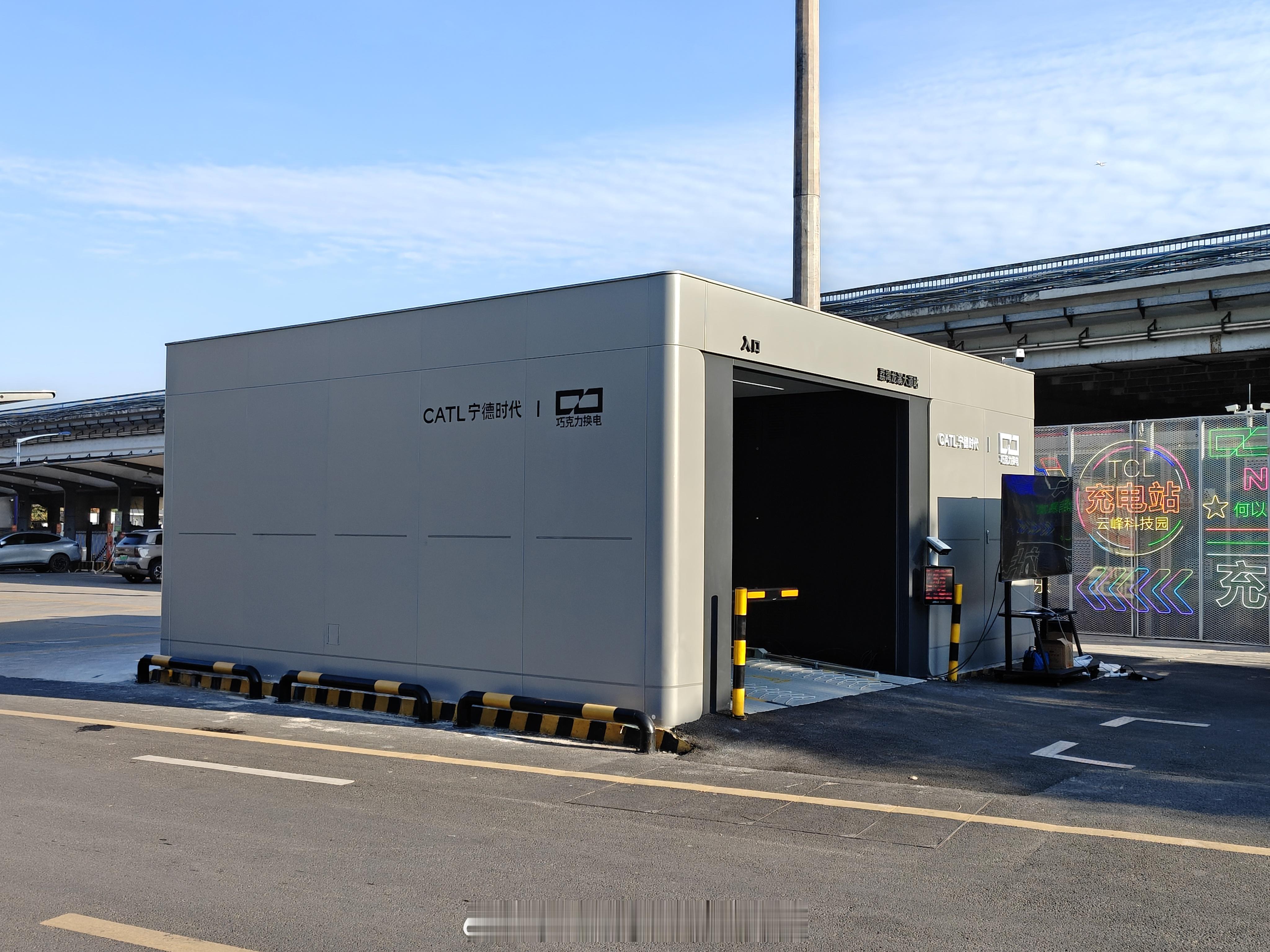 今天这个停车场真的是大型补能基地。除了今天体验的宁德时代巧克力换电站，还有理想5