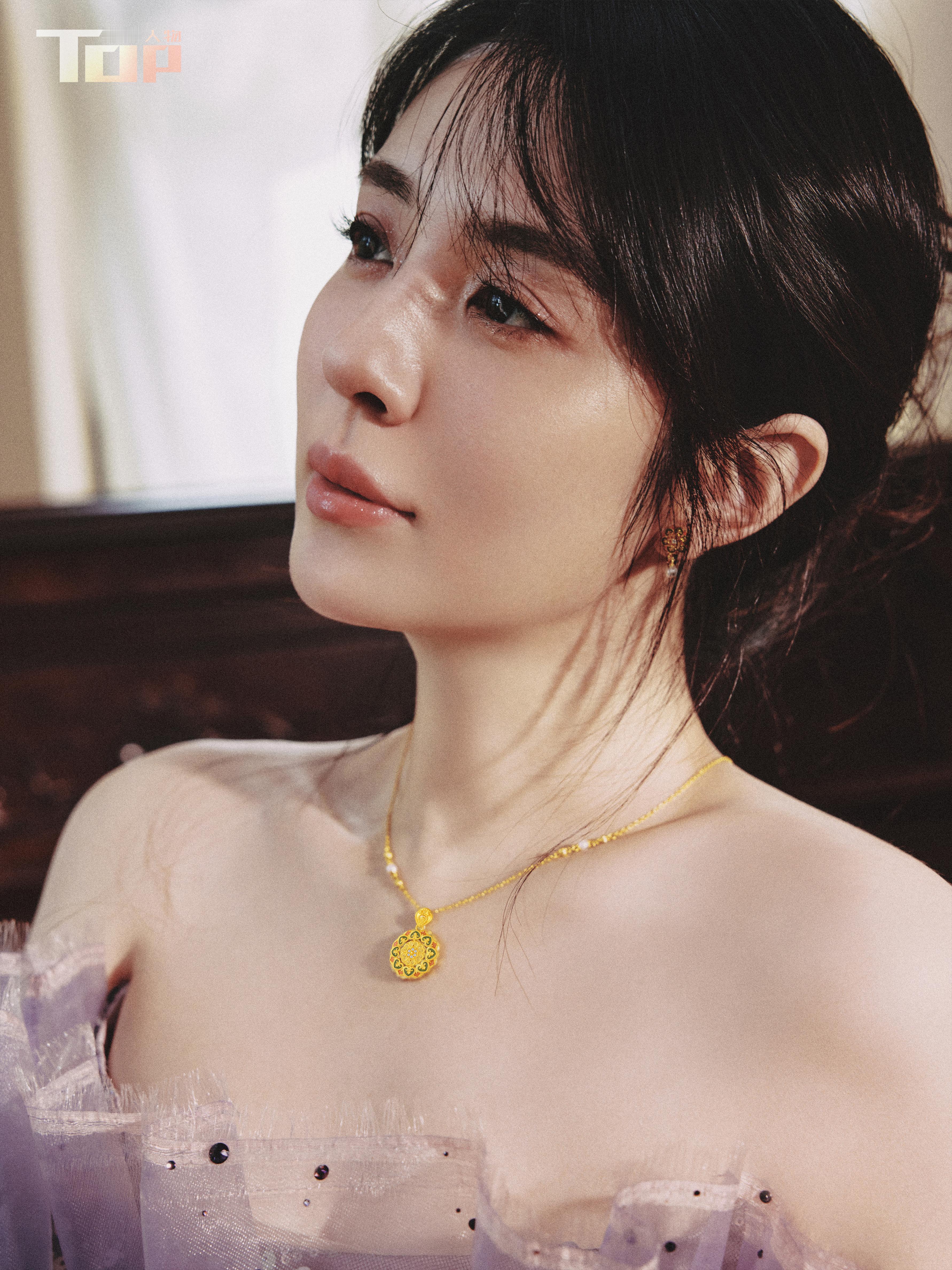 王晓晨杂志写真，在光影织就的氛围里，裙裾随姿态流转。​​​