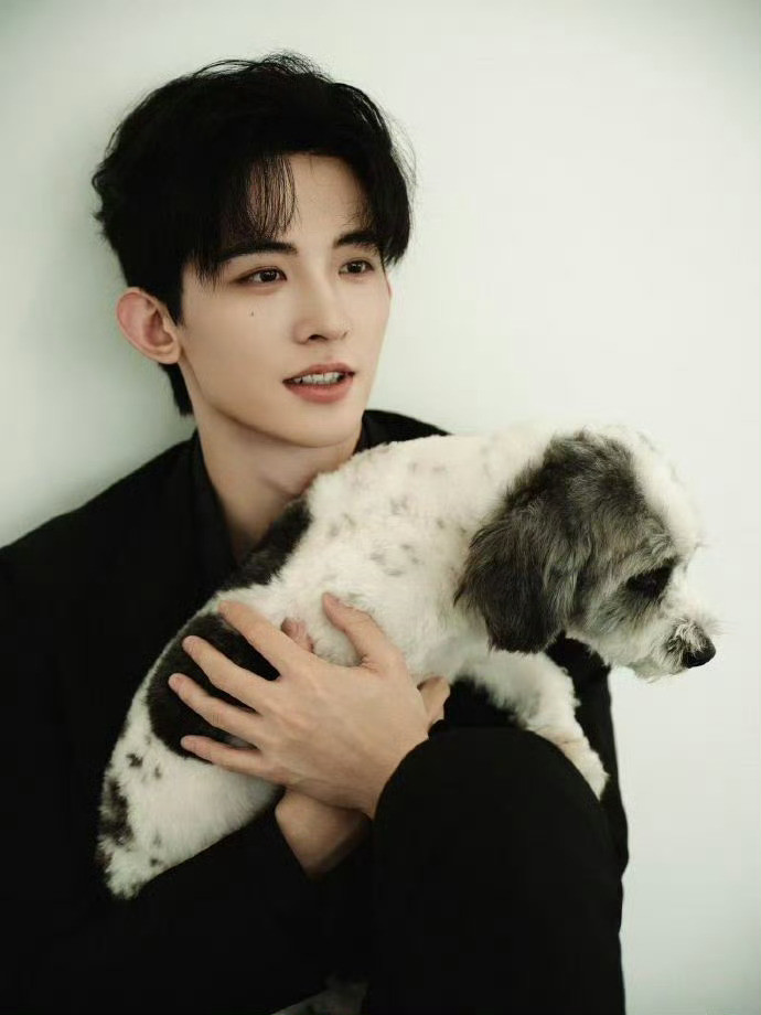 常华森自曝被狗尿了一身采访界惨案：别人被问有没有被宠物感动过，常华森被问有没有