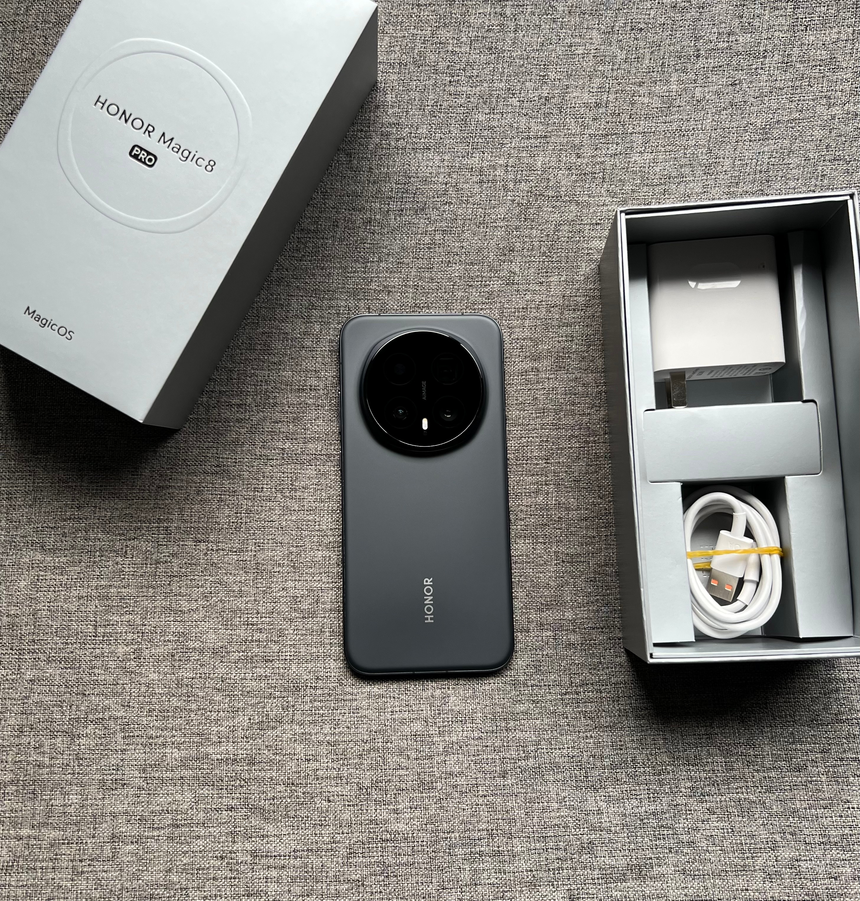 荣耀Magic8Pro16+512G绒黑色，仅使用十来天。屏幕细微划痕，其