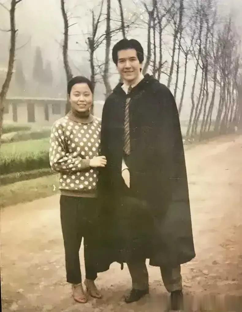 这是费翔的一张旧照。费翔一直帅到老，很绅士，我喜欢。可惜了，这么好的基因没有传