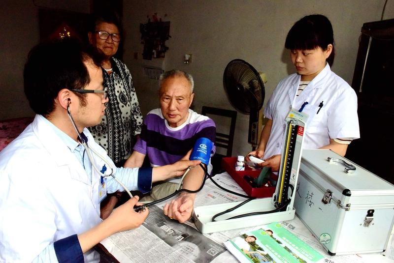 体检是健康的“守护者”，有些项目是必做的。血压测量得安排上，正常成人血压应在1