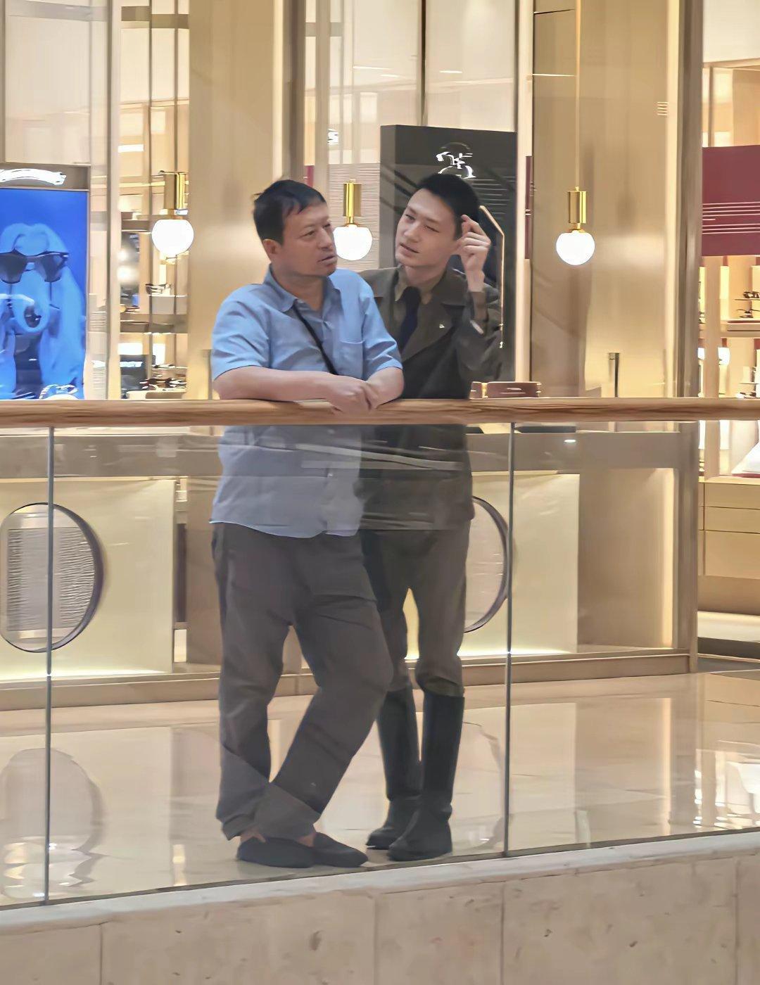 德基广场打卡时碰见穿马靴的小帅哥