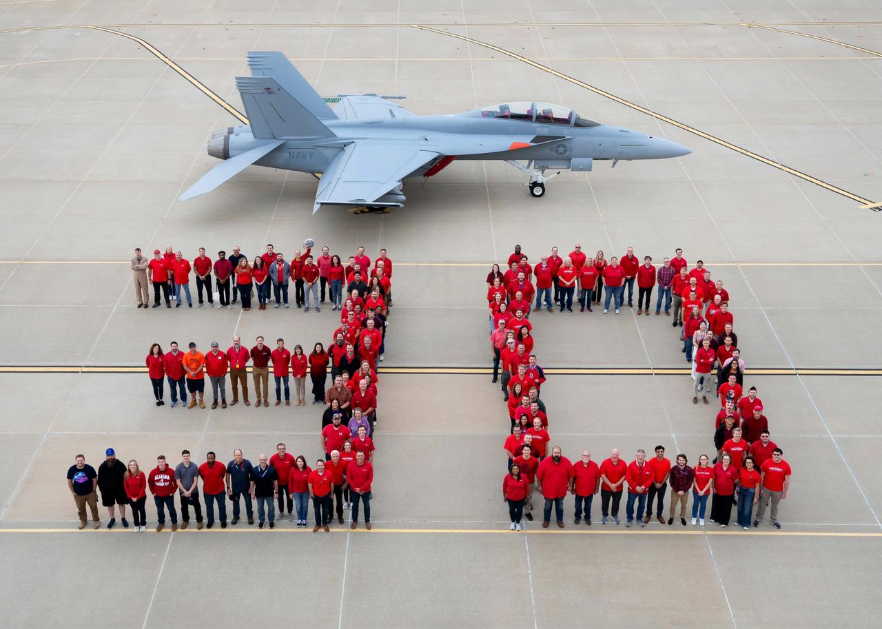 “超级大黄蜂”三十年”。波音防务在首架超虫翱翔蓝天三十年之际发文:“我们衷心感